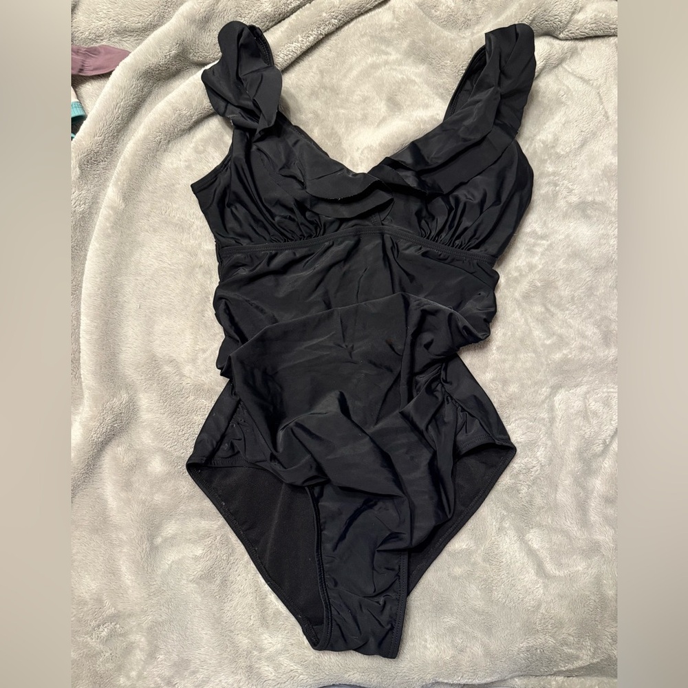 334 NWOT Black Ruffle One Piece Swimsuit Medium Chic Ruched Beach Swim